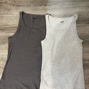 Set of Two Tank Tops in Gray and Light Gray